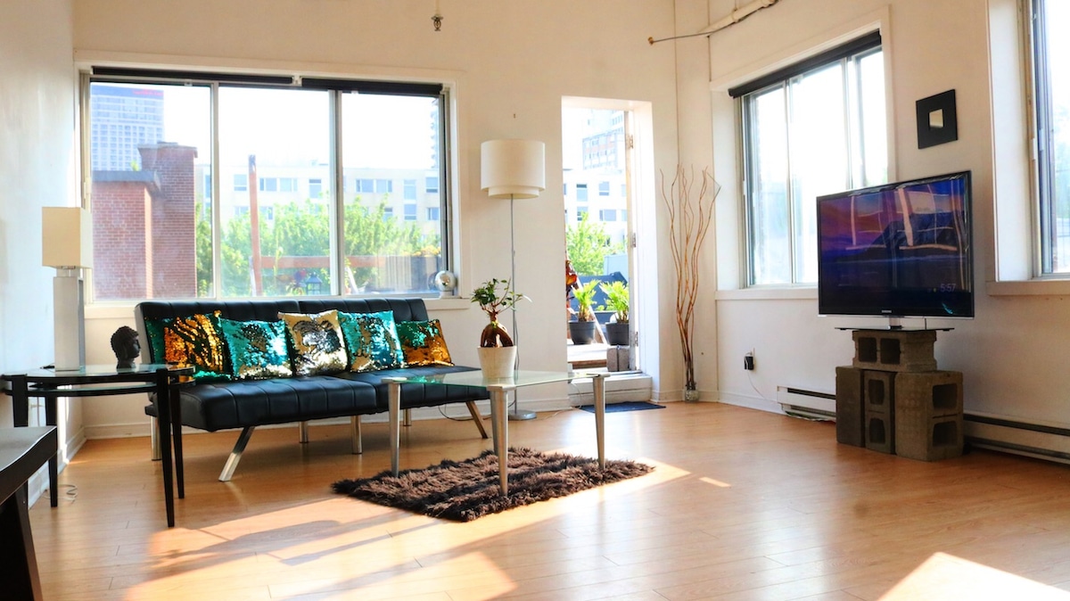 Penthouse Downtown PlaceDesArts - Apartments for Rent in Montreal