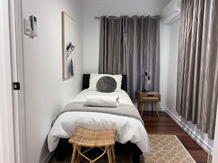 2 krevate tek me mantel të përbashkët, ventilatorë ajri dhe tavani, batanije shtesë në gardërobë. Çdo krevat ka një tavolinë anësore dhe një abazhur.