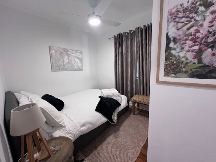 Krevat dopio në dhomën 2 me,  një tavolinë anësore me abazhur, e ndërtuar me mantel, ventilator tavani