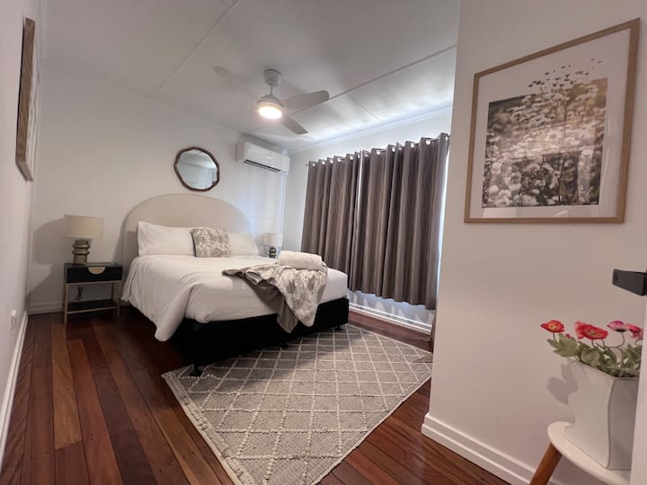 Dhoma kryesore e gjumit me krevat dopio "Queen Size", e ndërtuar me mantel, kondicioner ajri me sistem të ndarë, ventilator tavani, tavolina anësore me abazhurë. Peshqirët e banjës janë të mëdhenj në madhësi dhe lavatriçet e fytyrës ofrohen për vizitor. Ofrohen batanije dhe jastëkë shtesë. Ndërtuar me mantel në dhomë me varëse