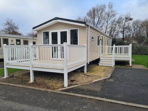 Cosy getaway near the sea. Silver graded caravan