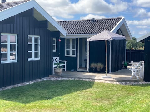 Cottage idyll by the beach and city