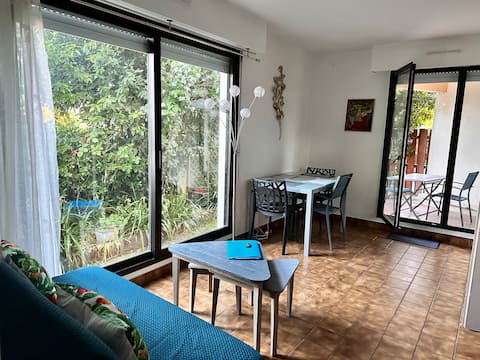 Annonce Airbnb populaire: Tree-lined terrace • Beach, port & swimming pool within walking distance à La Rochelle