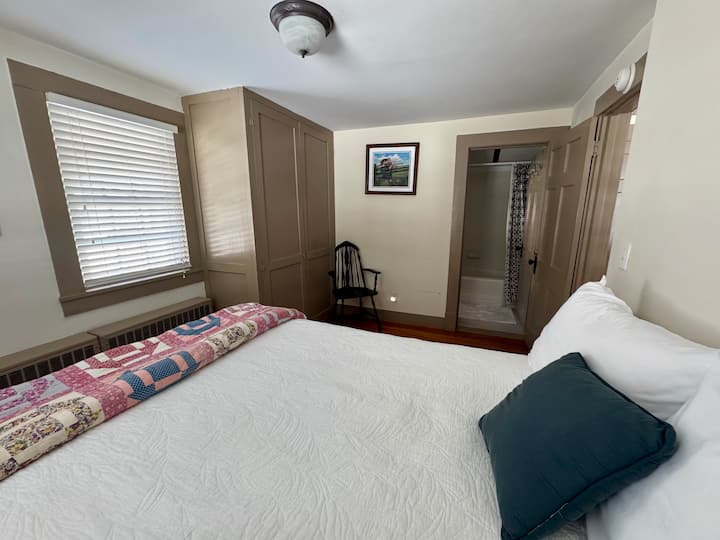 Пълноразмерно легло. Самостоятелната баня е предназначена за споделяне с двойната спалня на горния етаж.