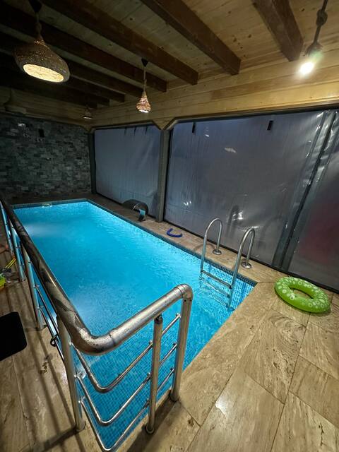 Family Bungalow with Indoor Heated Pool and Lake View