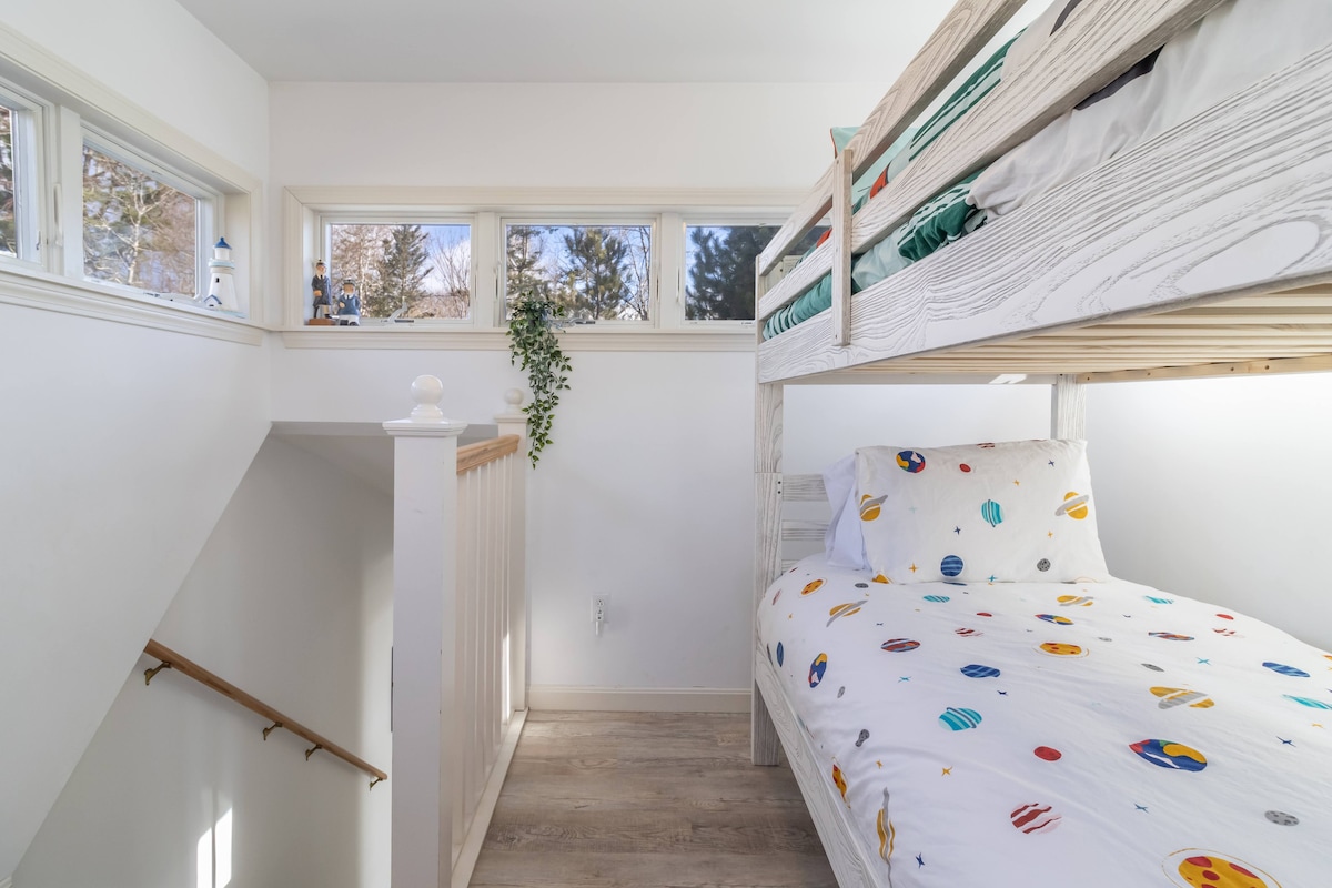 Chumba hiki cha watoto kina mwonekano wa deg 360 wa nje. 