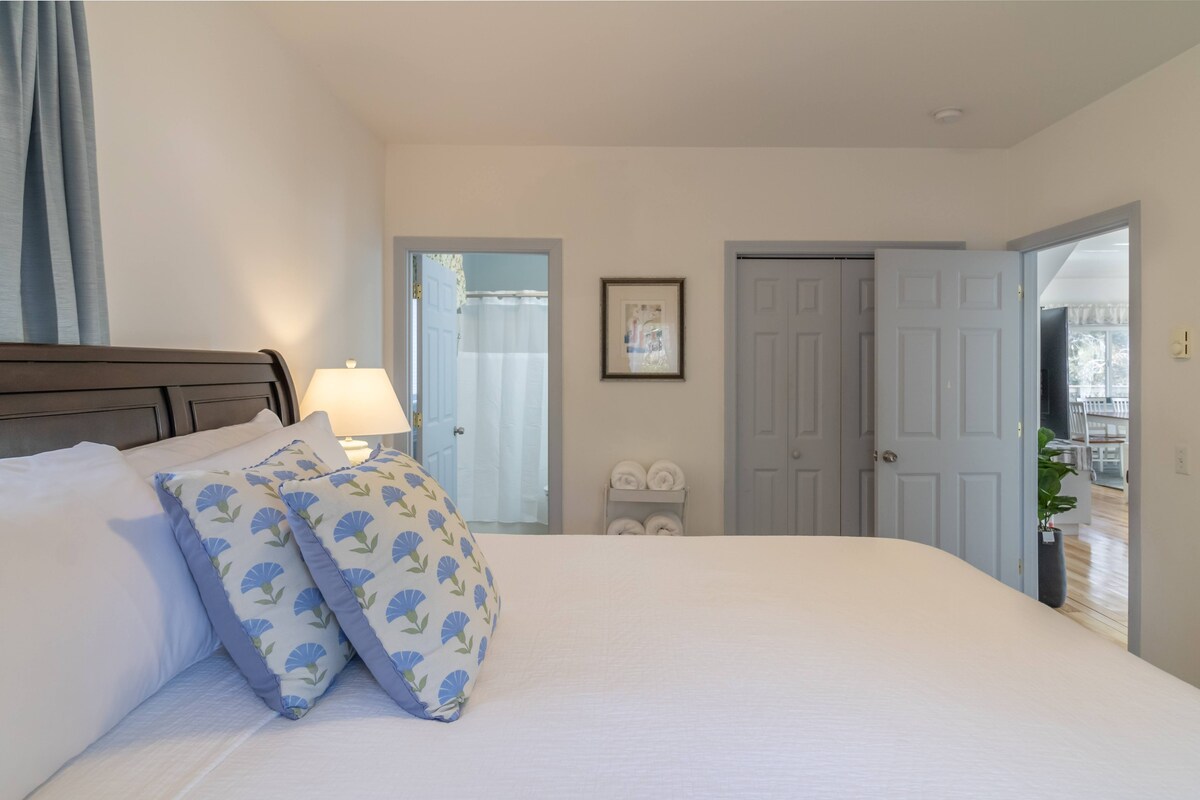 Kitanda cha starehe chenye ukubwa wa kifalme chenye bafu kamili. 