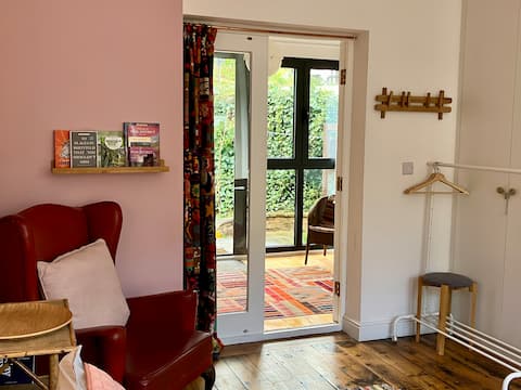 Top Airbnb: Charming Garden Studio in Hunters Bar in Broomhill