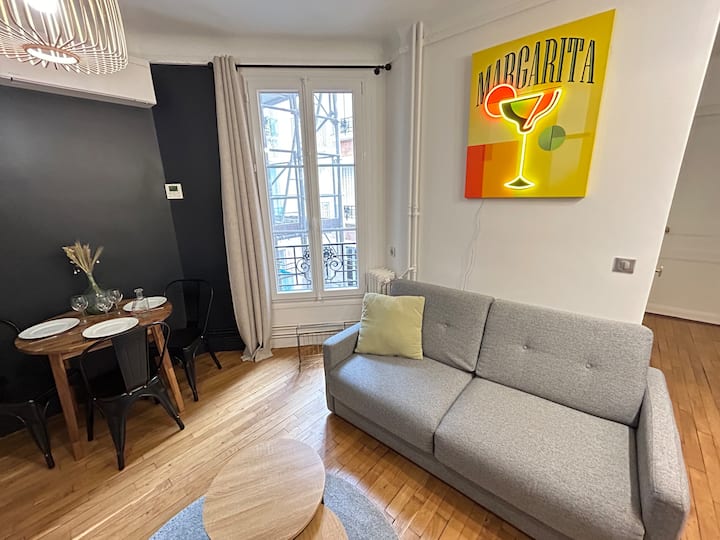 Მისაღები ოთახი გასაშლელი დივნით (კონვერტირებადი სახლი), ყავის მაგიდით, HD ტელევიზორით. 