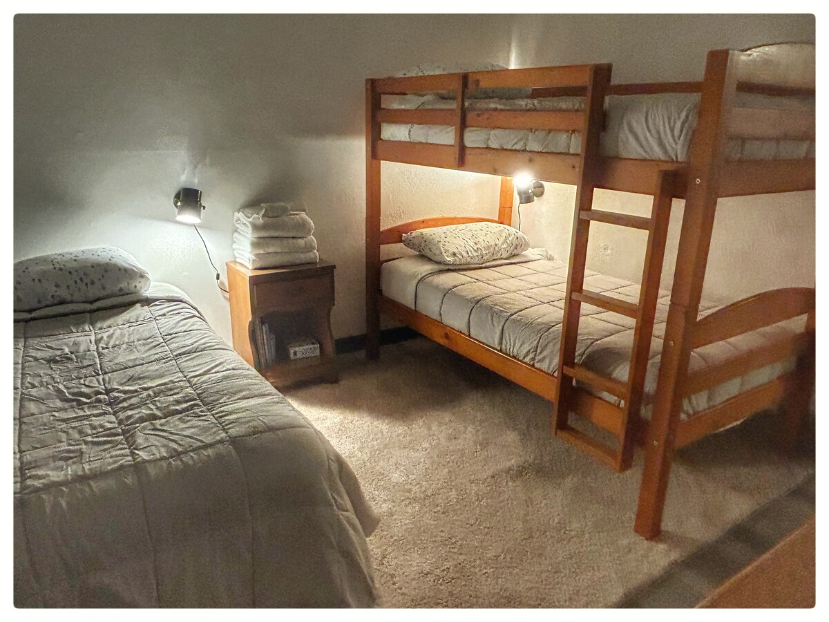 U drugoj spavaćoj sobi može se udobno spavati 3 osobe, a u njoj se nalazi Roku TV