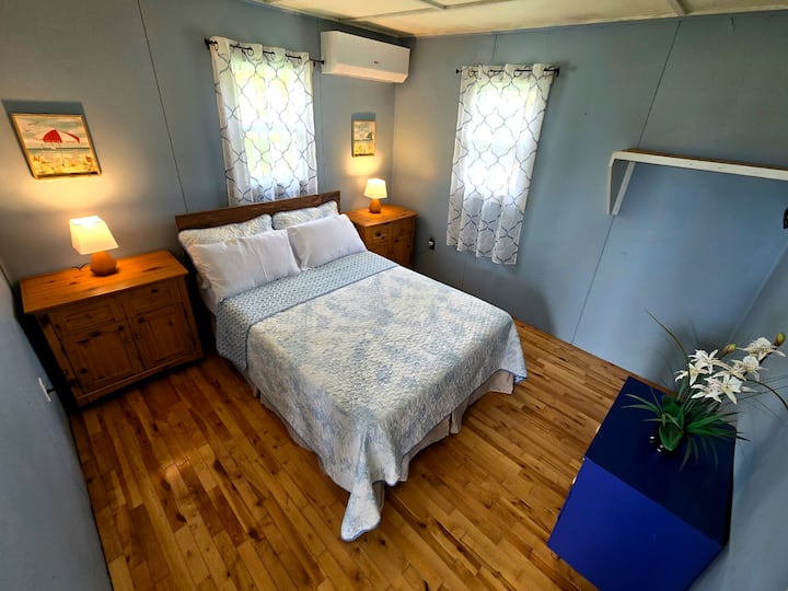 مريح ومريح — سرير مزدوج لقضاء ليلة مريحة.