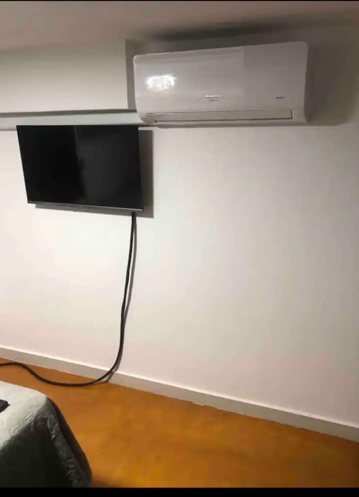 32-инчов смарт телевизор.
Климатик с 12 000 BTU с топъл и студен въздух.