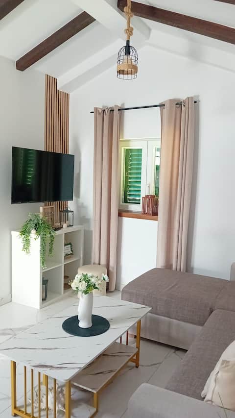 Popular Airbnb listing: Apartment "Old Courtyards" in Kaštel Stari