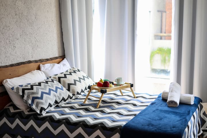 Chambre Suite 01 avec télévision et balcon 