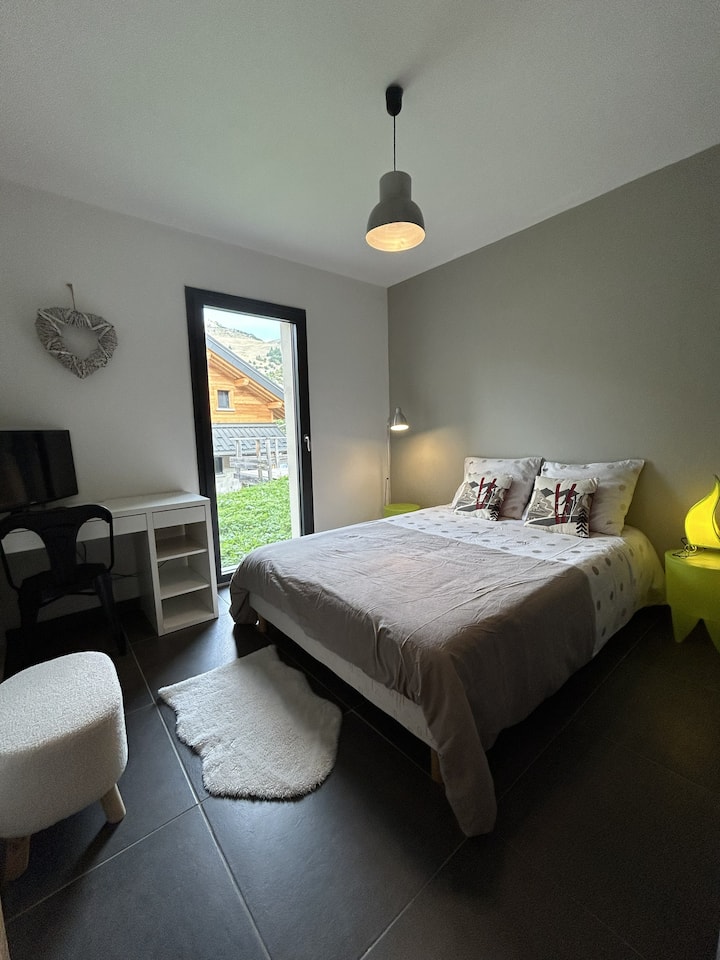 Chambre 4 au rdc avec tv et bureau