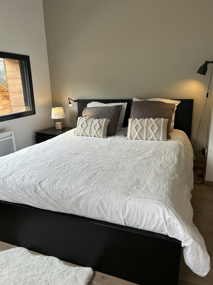 Chambre 1 avec tv et vues panoramiques côté sud et ouest