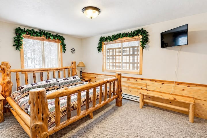 Spacious dining area with a large wooden table, perfect for family meals and gatherings.