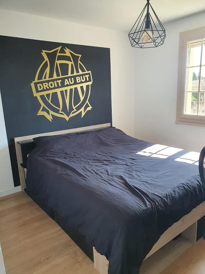 楼上卧室配备大桌子、电视和储物柜。
配有空调。
床160厘米