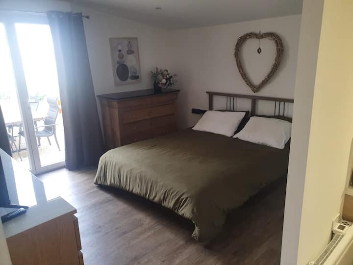 卧室主套房床160厘米，位于一楼，设有储藏室、电视和15平方米的私人户外露台