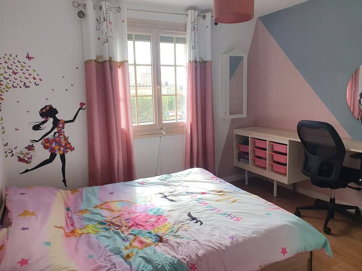  楼上卧室11平方米，配有大型书桌/梳妆台和储物桶。床140厘米