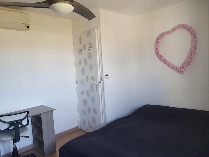  房间，配备办公桌和大更衣室。
配有空调。