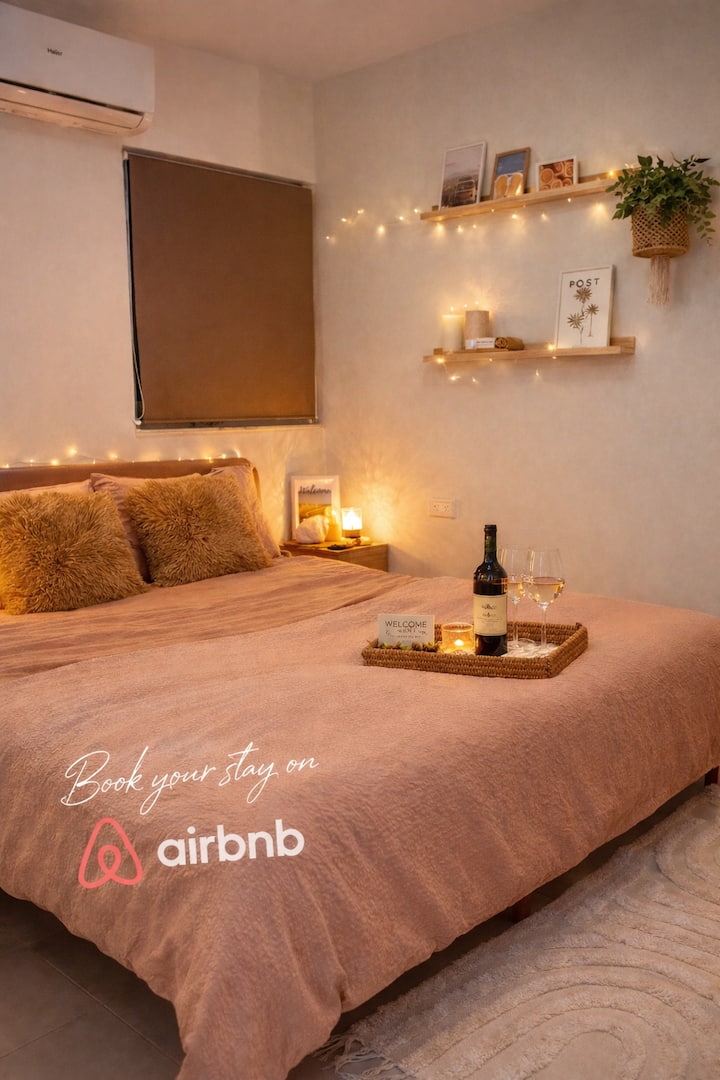La habitación cuenta con dos camas individuales que se pueden unir a pedido. El día de su reservación, indíquenos si prefiere que las camas estén separadas o juntas. ¡Gracias!
