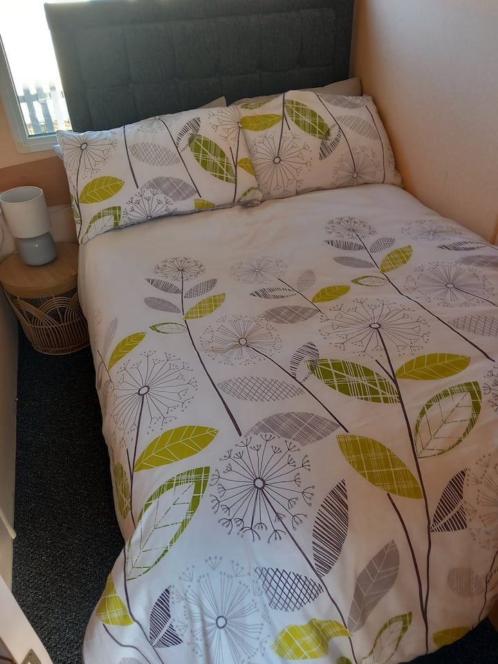 kitanda kidogo cha watu wawili, televisheni ya inchi 24 iliyo na kifaa cha kucheza dvd kitanda kidogo cha watu wawili kilicho na kabati la nguo na droo 