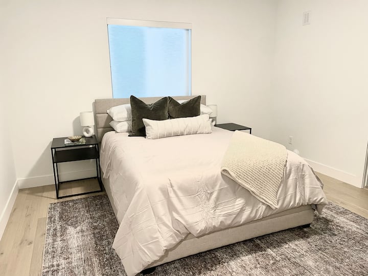 Dormitorio Queen en el sótano con baño privado 2