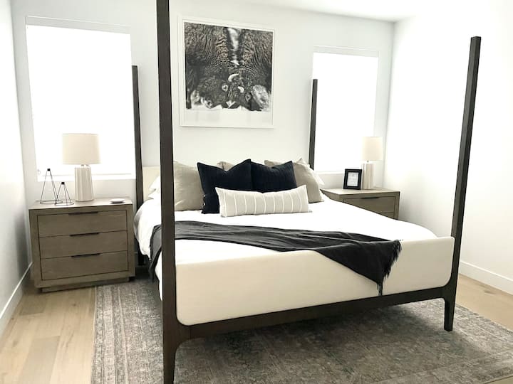 Dormitorio principal principal con cama tamaño king con baño 3