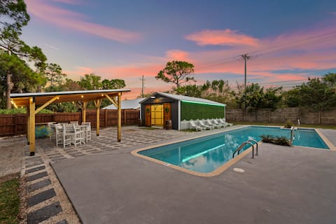 The Rustic Resort - 2 Homes, Pool, Building, Golf