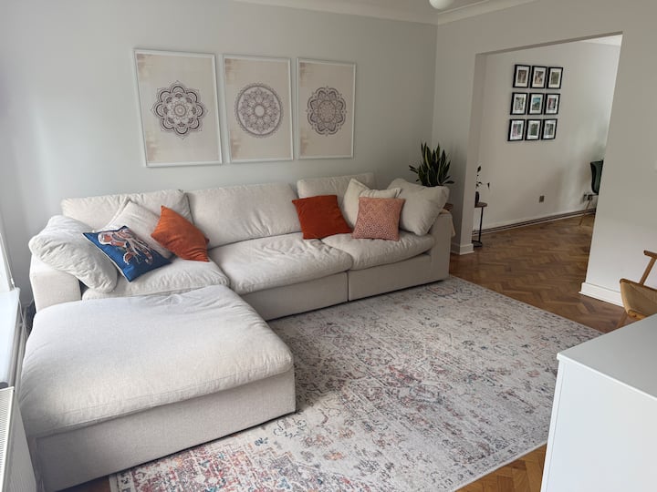 Spacious 2 Bed Maisonette Near Surbiton Station - Surbiton