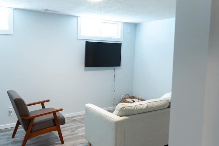 Cozy Minimalistic Basement Suite - 紅鹿市