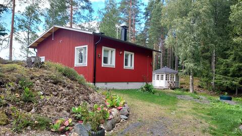 Idyllic lakeside cottage