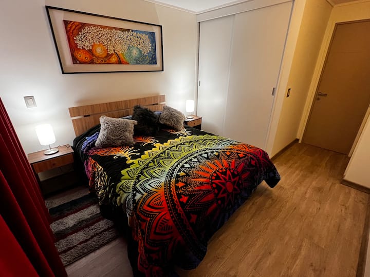 Acogedor dormitorio, para un descanso reparador... Cómoda y confortable cama de 2 plazas.