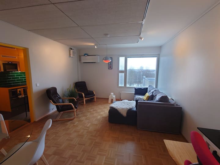 مقعد مريح على الأريكة بثلاثة مقاعد وكرسيين جلديين مائلين. مكيفة الهواء للراحة خلال الصيف.