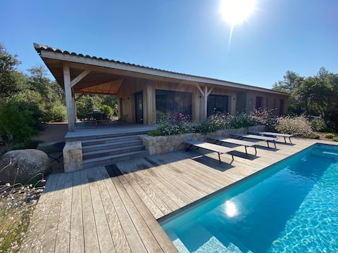 Khaki and wood house – beach road