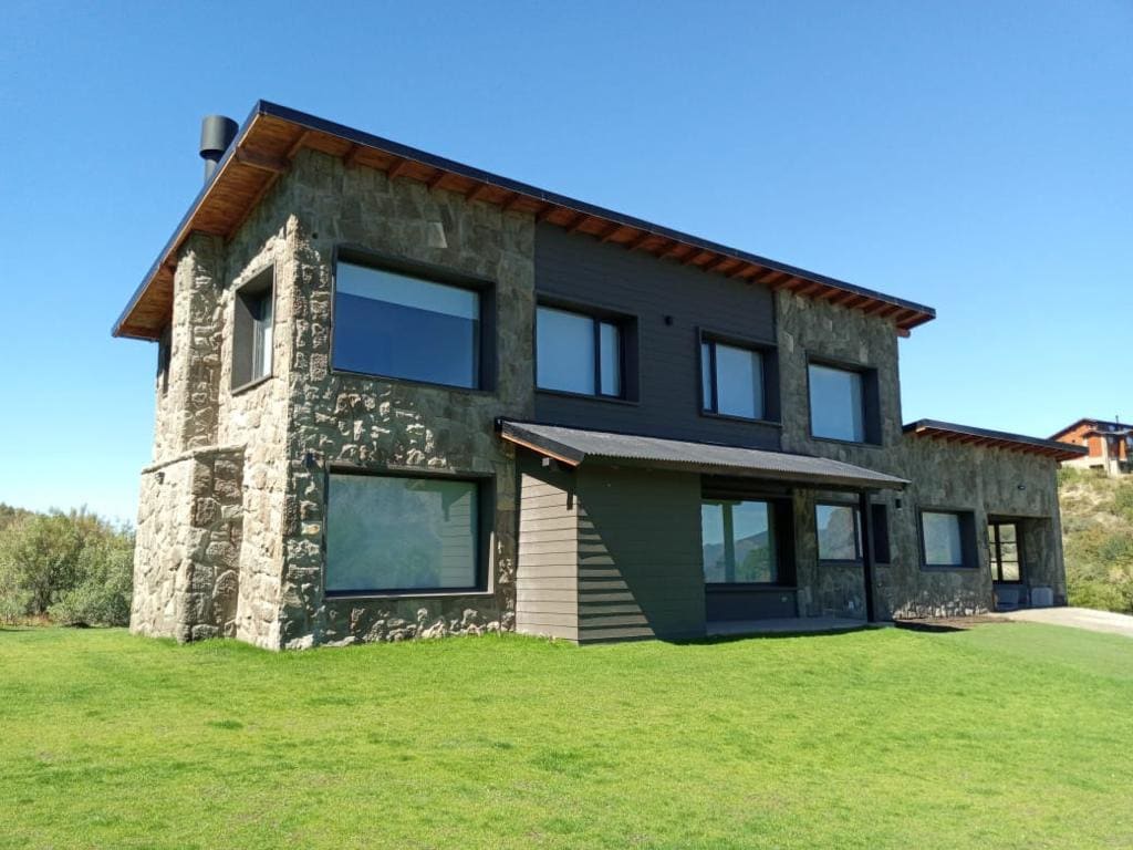 Moderna y cómoda casa en Arelauquen 1 Familia 6pax - Foto principal de la casa en alquiler en Arelauquen Golf & Country Club, Bariloche