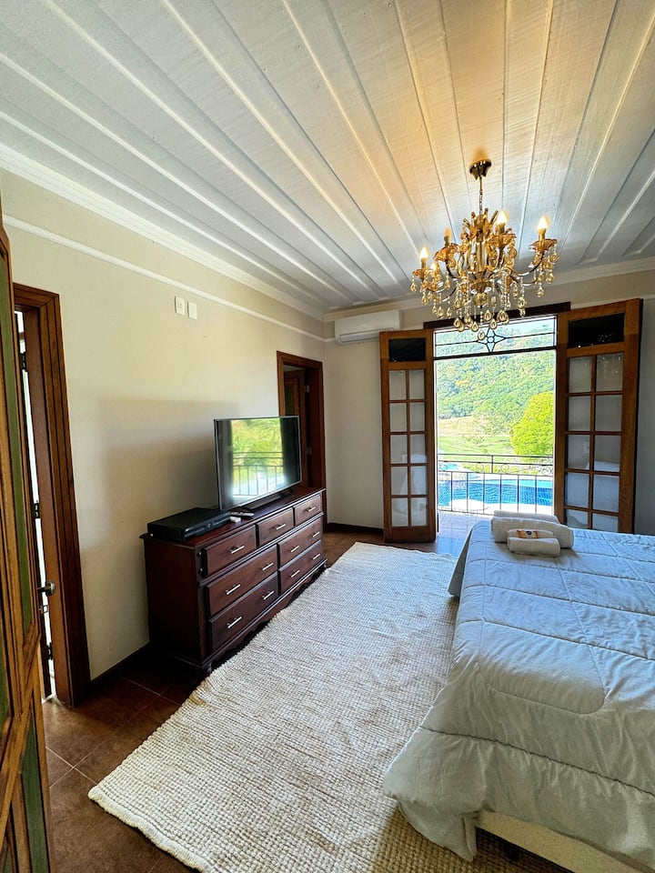 ห้องสวีท 2 พร้อมเตียงคู่เครื่องปรับอากาศพัดลมเพดานตู้เสื้อผ้าห้องน้ำและระเบียงพร้อมวิวสระว่ายน้ำและทะเลสาบ