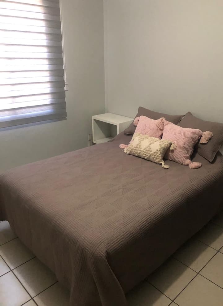 Трета спална соба со кревет во целосна големина и клима уред 