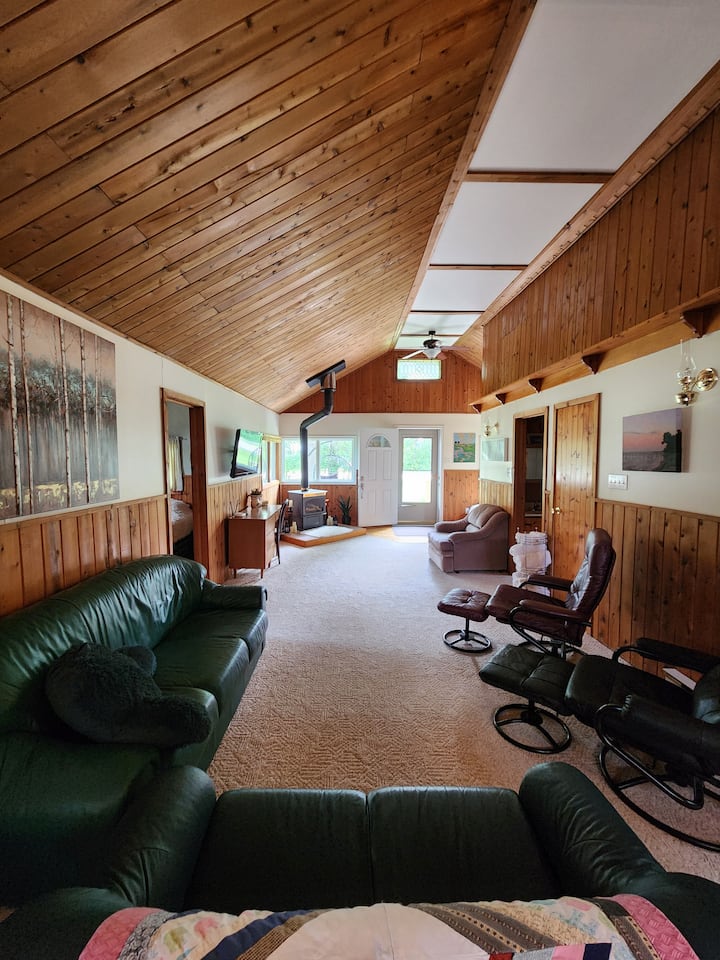 Peaceful Peak Lakeview Retreat | Bbq & Fire Pit - Manitoba
