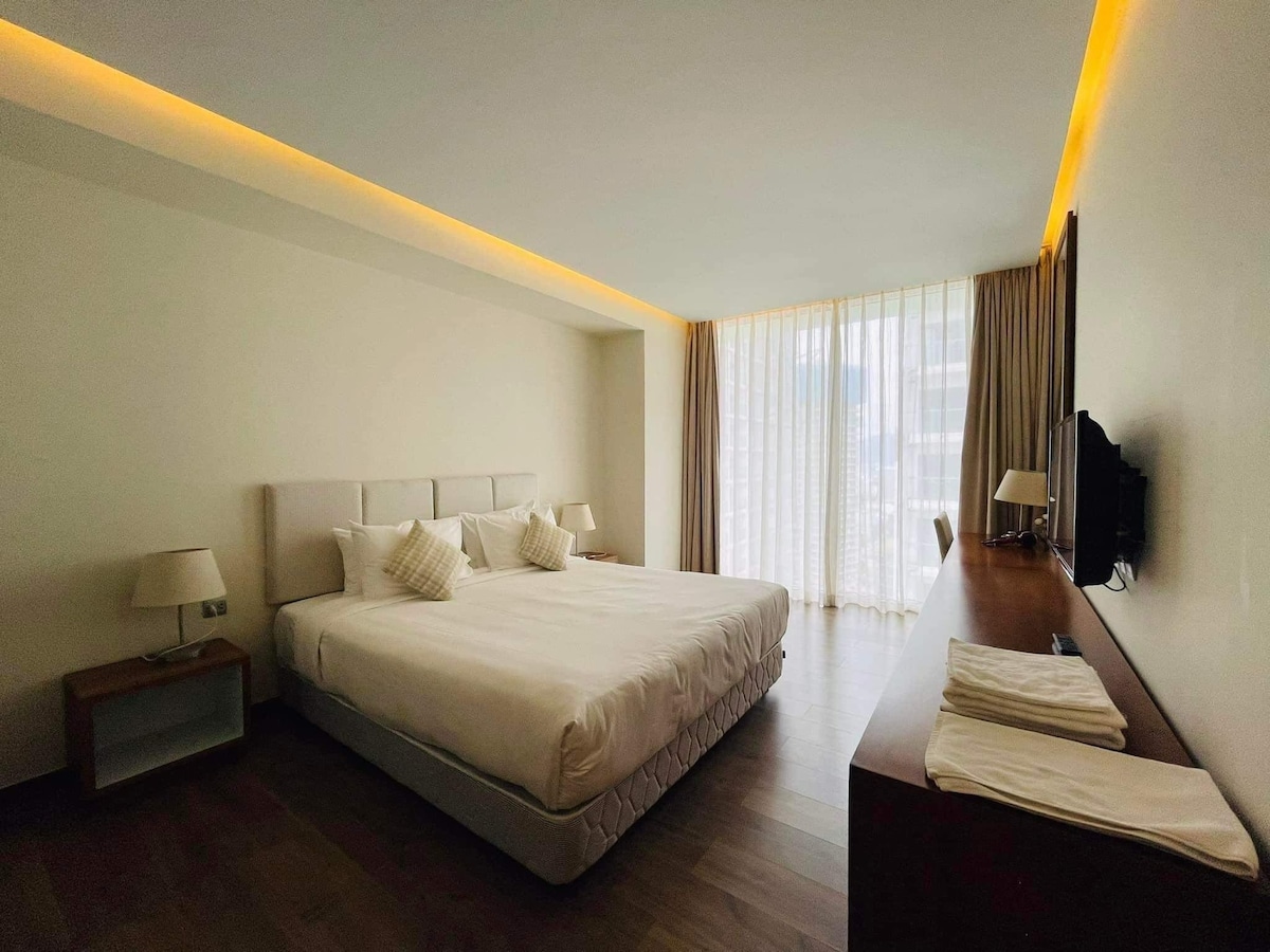 חדר שינה עם מיטת קינג סייז, טלוויזיה עם נטפליקס, ארונית, שולחן כתיבה.