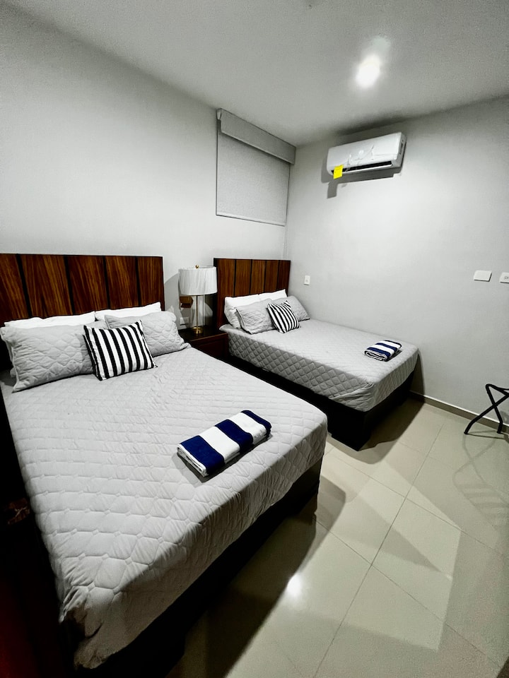 Вторична спалня с 2 двойни легла.