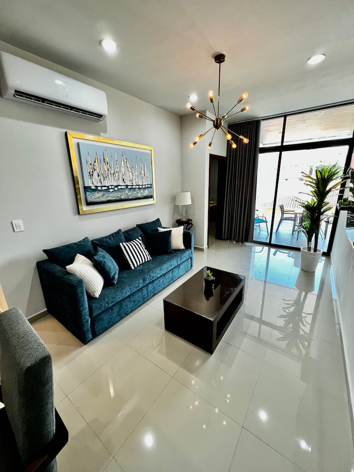 Разтегателен диван в телевизионна стая.