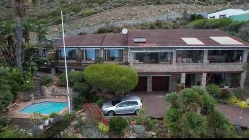 Seaside Villa in Fishhoek gallery image 3