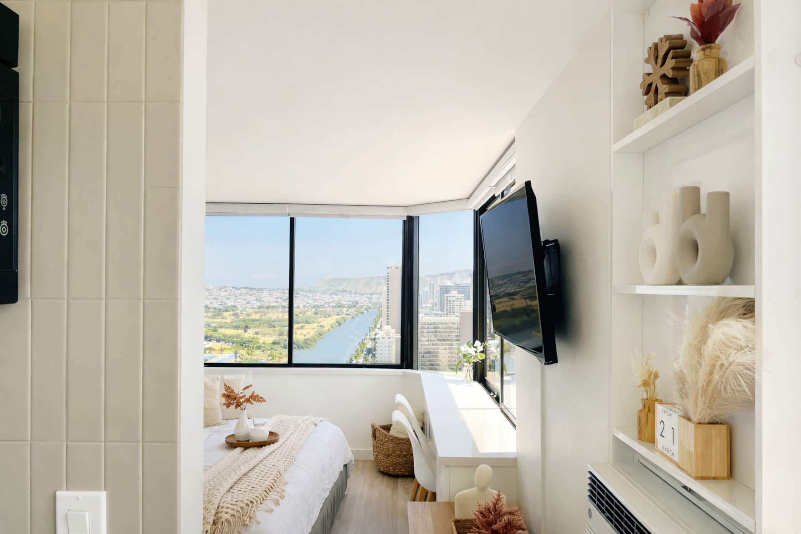 37F Corner Studio | Ocean & Diamond Head Views - Image 6