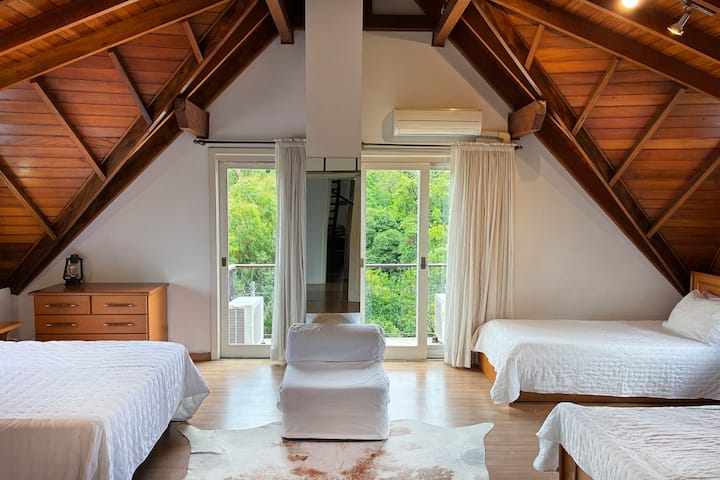 Suita 2 në katin e 2-të përbëhet nga :
a) Një krevat dopio 
b) dy trarë të vetëm (2 persona secili ose 4 persona gjithsej).
c) Banjë e kompletuar. E gjerë dhe e ndriçuar.
c) ballkon me pamje nga pemët e Klubit të Tenisit de Gramado.