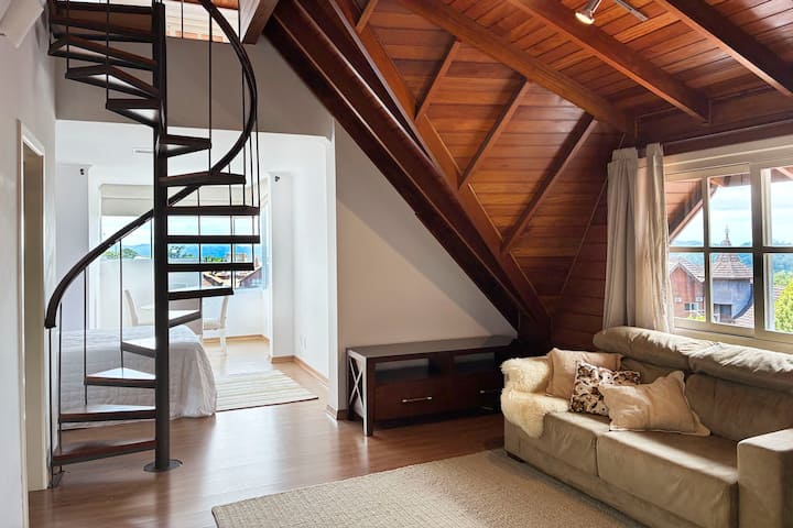 Suita kryesore. Pamje e dhomës së ndenjjes, krevatit dopio dhe zyrës së shtëpisë ose zonës së kohës së lirë me pamje nga lugina e quilombo. Shkallët që të çojnë te belvederi (ka një divan me futon).