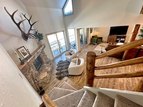 Successful Airbnb property: Ski in/Out! 3BR+Loft, Hot Tub/Free Parking & more! in Mount Crested Butte