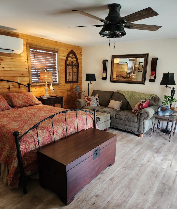 საძინებელი და მისაღები ოთახი 