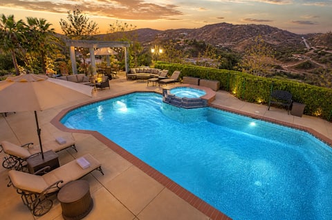20% Off July! Pool, Jacuzzi, & Amazing Views*